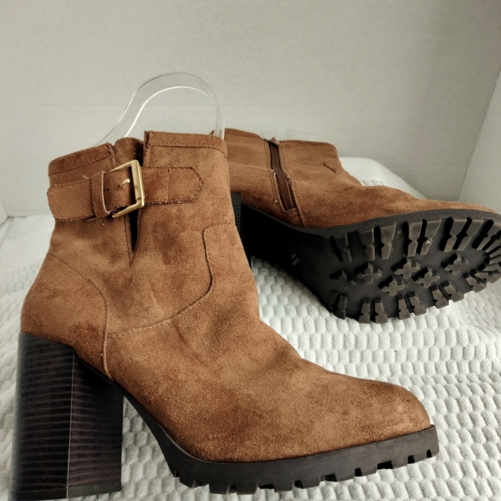 A.N.A. Ronnie Women's  Sz 9 1/2M Brown Chunky Heeled Boots Lug Sole
